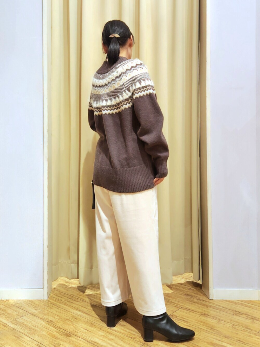 ホワイト系のその他パンツ、ブラウン系のニット/セーター、ブラック系のショルダーバッグを着用したレディースの冬コーディネートの5枚目の写真