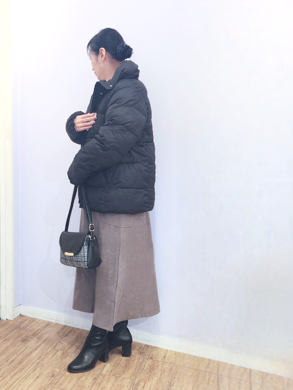 ブラック系のブーツ、ブラック系のショルダーバッグ、ブラック系のその他アウターを着用したレディースの秋コーディネートの2枚目の写真
