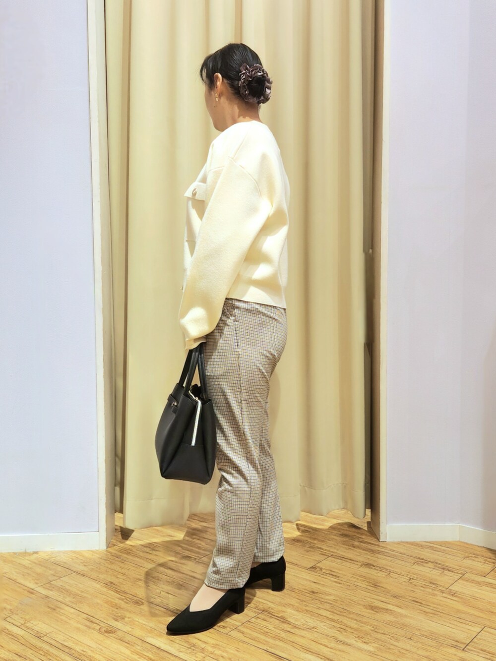 ブラック系のパンプス、ベージュ系のその他パンツ、ブラック系のトートバッグを着用したレディースの冬コーディネートの2枚目の写真