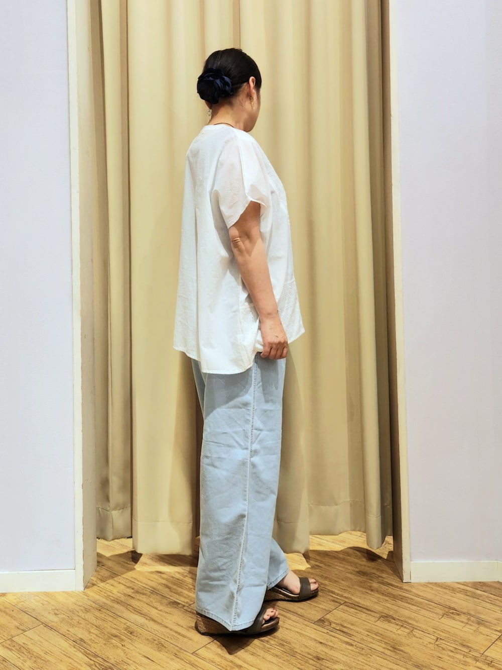 ブラウン系のサンダル、ホワイト系のシャツ/ブラウス、ブルー系のデニムパンツを着用したレディースの春コーディネートの3枚目の写真