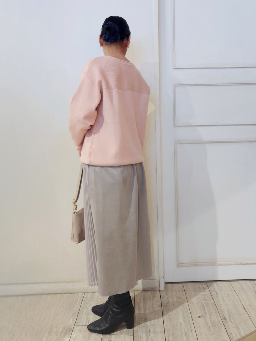 ブラック系のブーツ、ベージュ系のスカート、グレー系のショルダーバッグを着用したレディースの冬コーディネートの3枚目の写真