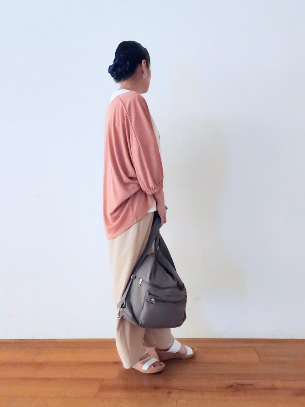 ホワイト系のサンダル、ピンク系のカーディガン/ボレロ、ベージュ系のその他パンツを着用したレディースの夏コーディネートの3枚目の写真