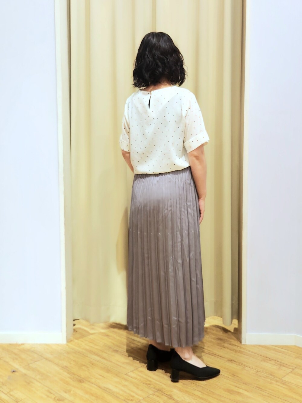 ホワイト系のシャツ/ブラウス、ブラウン系のスカート、ブラック系のパンプスを着用したレディースの夏コーディネートの5枚目の写真