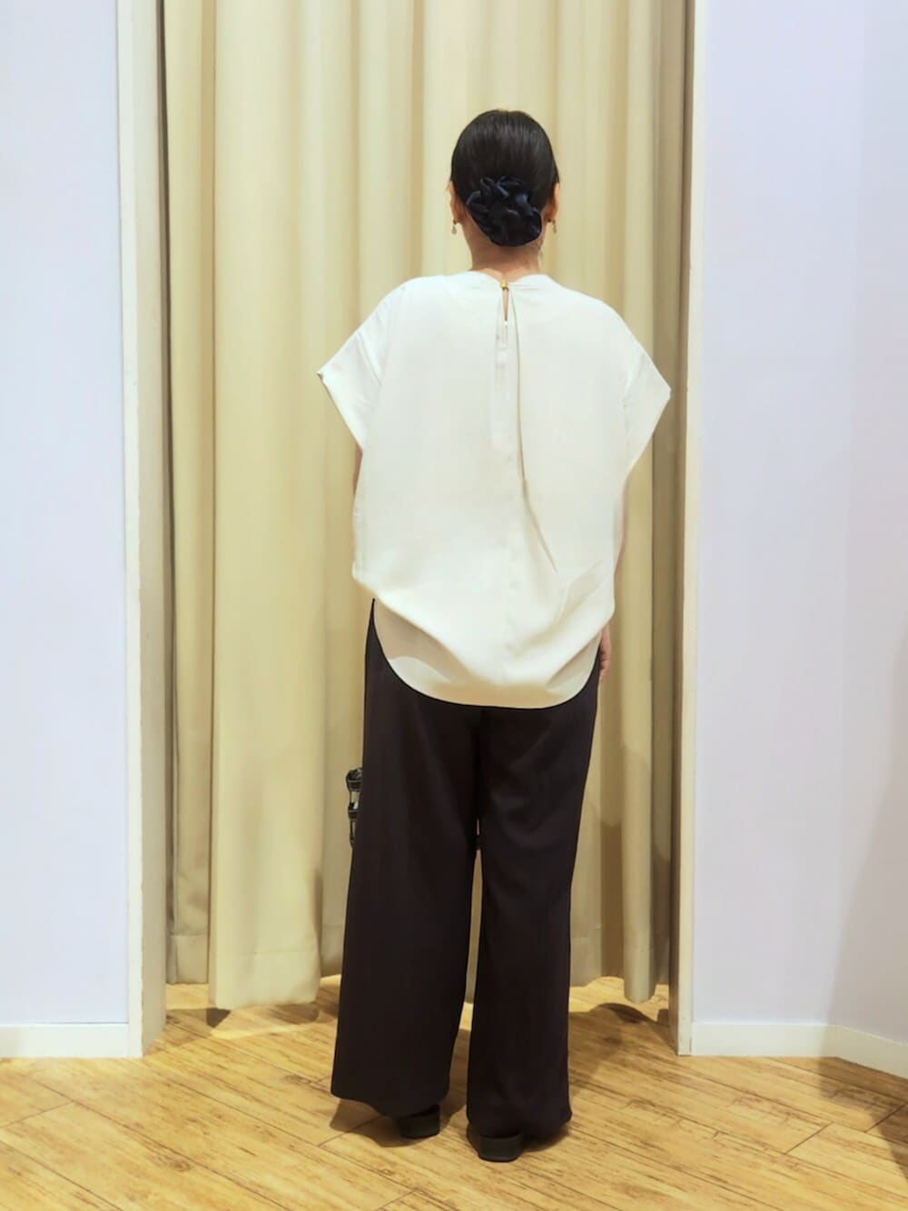 ブラック系のサンダル、ブラック系のトートバッグ、ブラウン系のその他パンツを着用したレディースの夏コーディネートの5枚目の写真