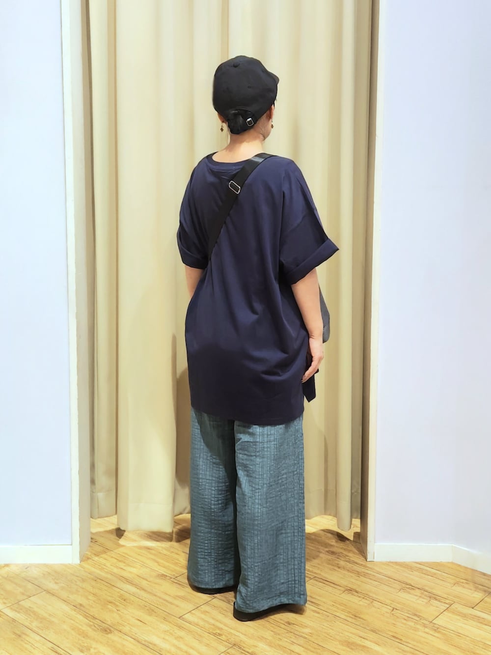 ブラック系のサンダル、グレー系のショルダーバッグ、ブルー系のTシャツ/カットソーを着用した夏コーディネートの4枚目の写真
