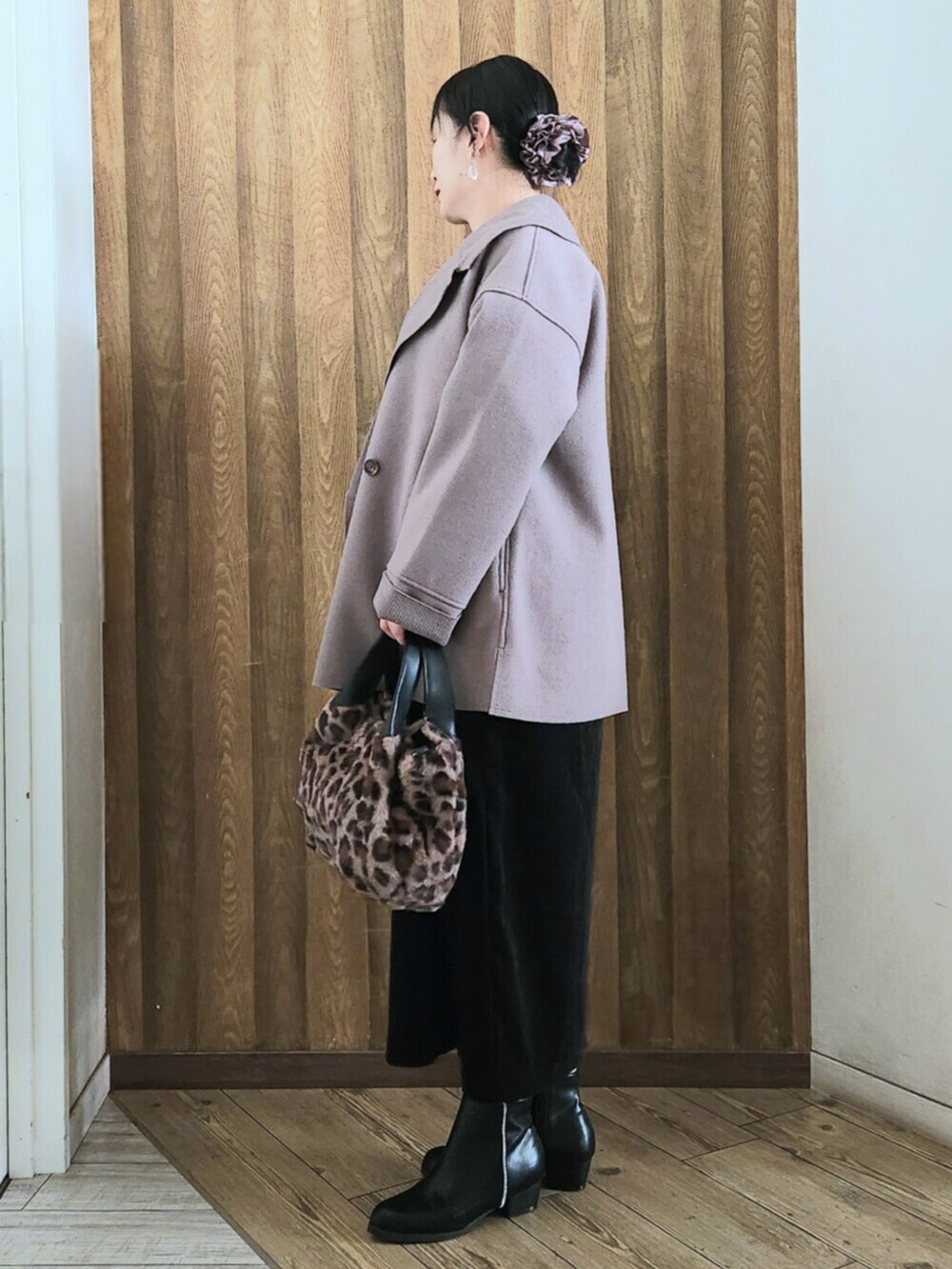 ブラック系のブーツ、ブラウン系のテーラードジャケット、ブラウン系のトートバッグを着用したレディースの秋コーディネートの2枚目の写真