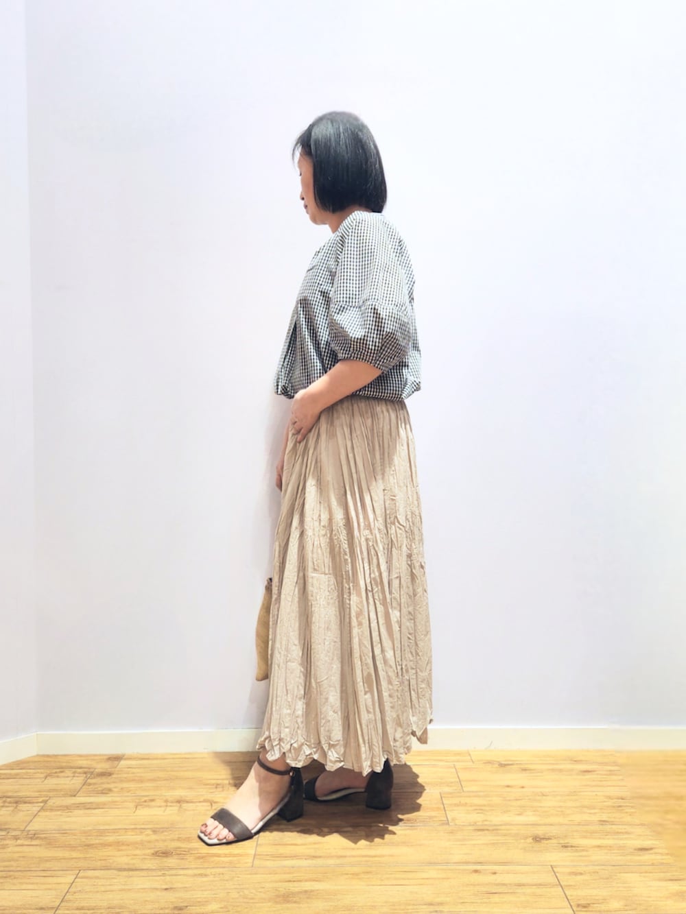 ベージュ系のサンダル、ベージュ系のショルダーバッグ、ベージュ系のスカートを着用したレディースの夏コーディネートの2枚目の写真