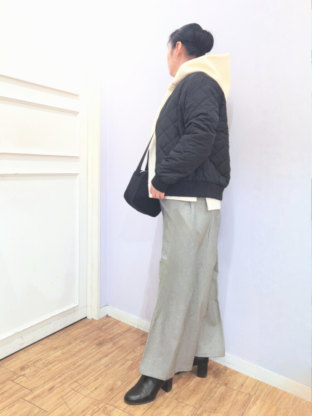 ブラック系のブーツ、グレー系のその他パンツ、ホワイト系のスウェットを着用したレディースの冬コーディネートの2枚目の写真