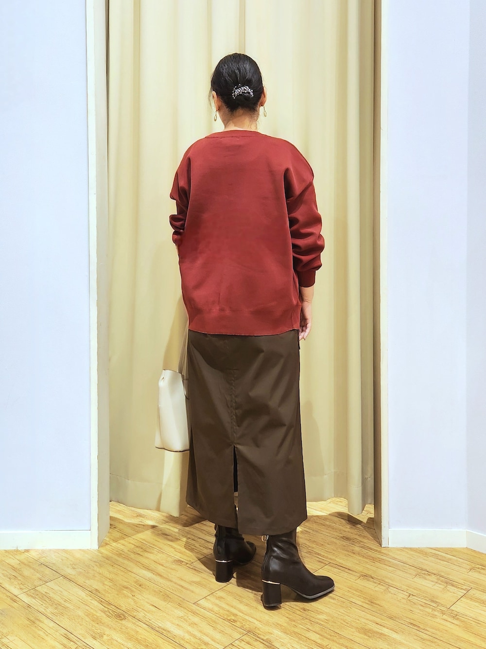 ホワイト系のTシャツ/カットソー、ブラウン系のブーツ、ブラウン系のスカートを着用したレディースの秋コーディネートの4枚目の写真
