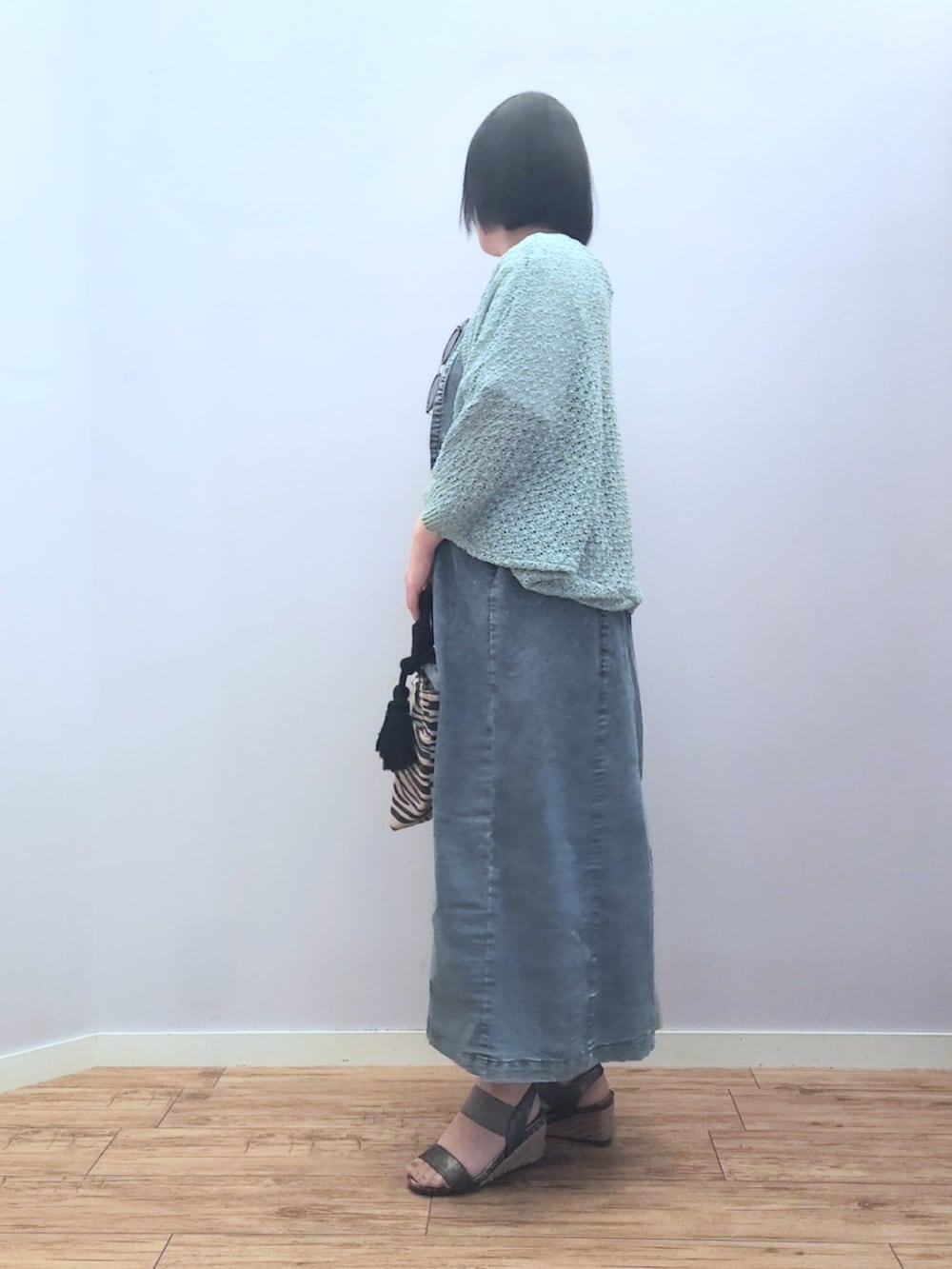 ブラック系のトートバッグ、その他のサンダル、ブルー系のワンピースを着用したレディースの春コーディネートの2枚目の写真