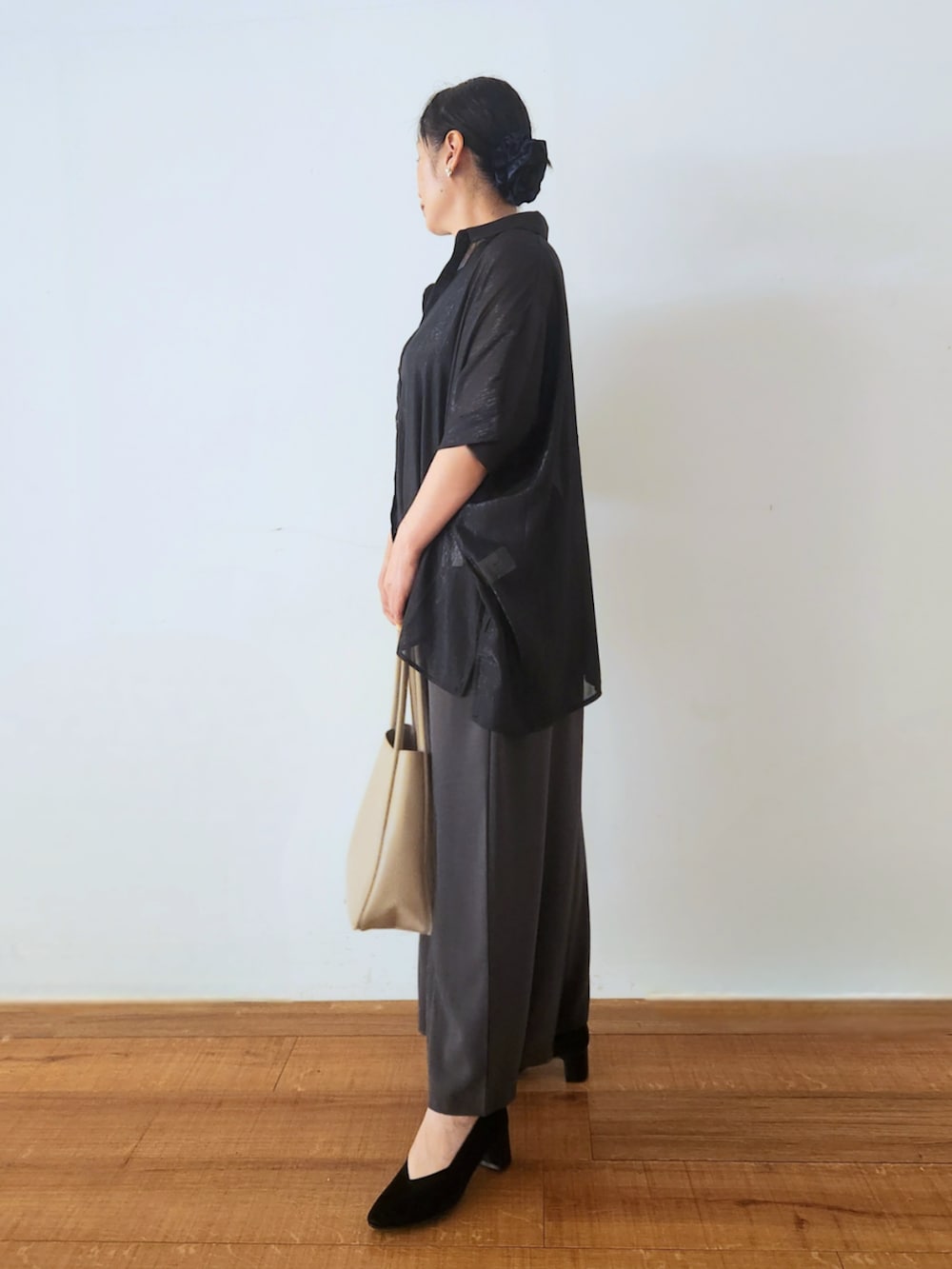 ブラック系のパンプス、ブラック系のタンクトップ、ブラック系のシャツ/ブラウスを着用したレディースの夏コーディネートの2枚目の写真