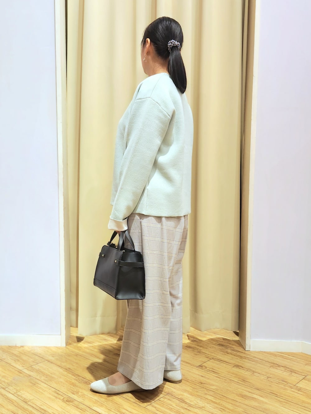 ブルー系のその他パンツ、ベージュ系のパンプス、ブラック系のショルダーバッグを着用したレディースの冬コーディネートの3枚目の写真