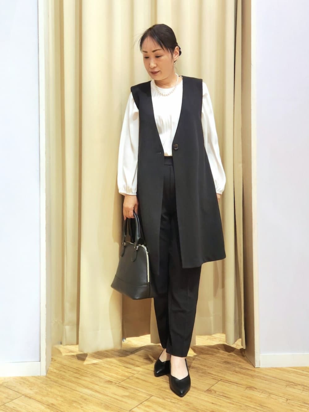 ブラック系のその他パンツ、ブラック系のパンプス、ブラック系のトートバッグを着用したレディースの冬コーディネートの4枚目の写真