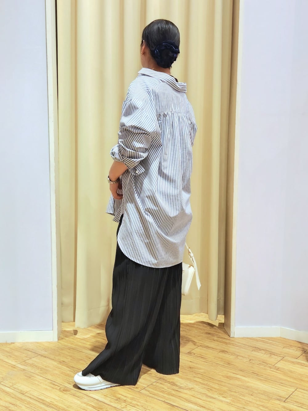 ホワイト系のショルダーバッグ、ホワイト系のTシャツ/カットソー、ホワイト系のスニーカーを着用したレディースの春コーディネートの2枚目の写真