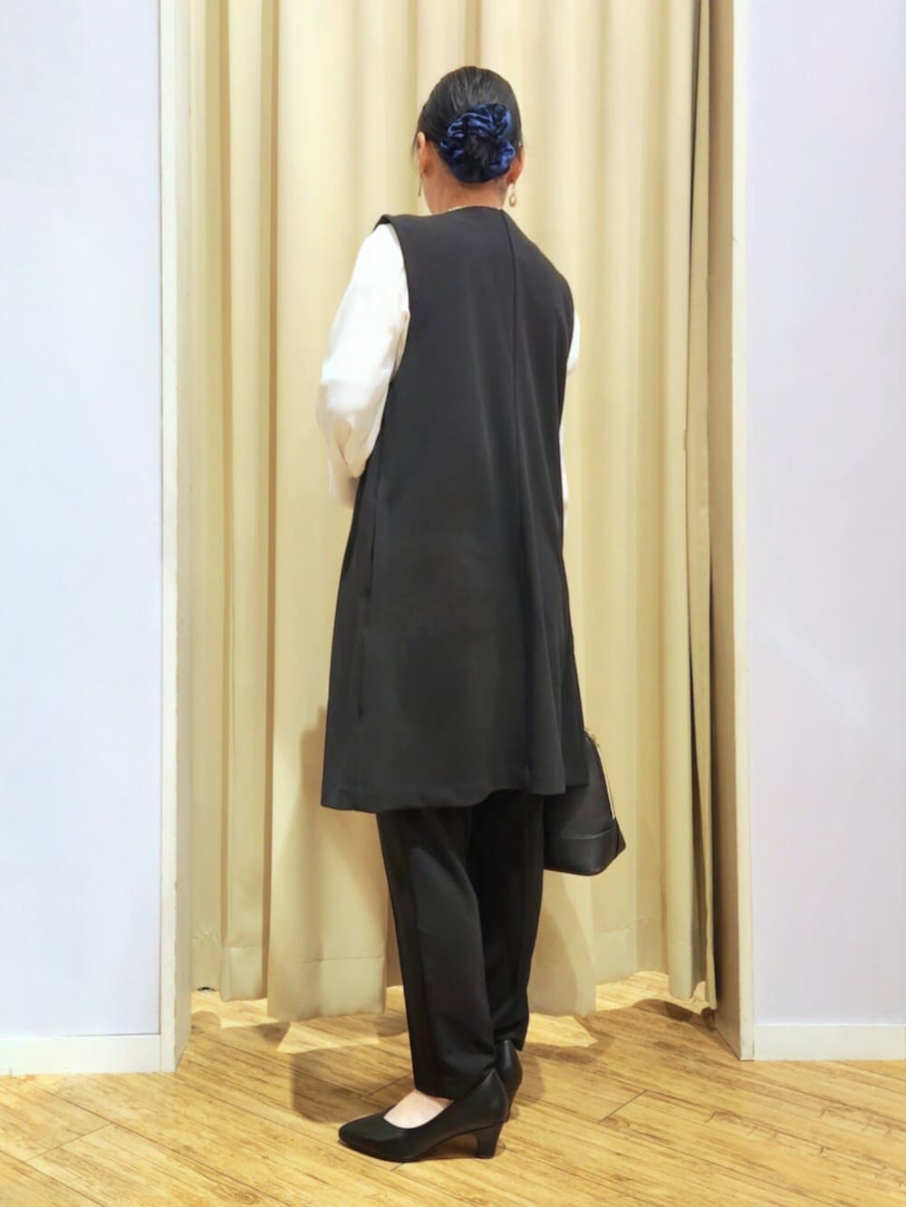 ブラック系のその他パンツ、ブラック系のパンプス、ブラック系のトートバッグを着用したレディースの冬コーディネートの3枚目の写真