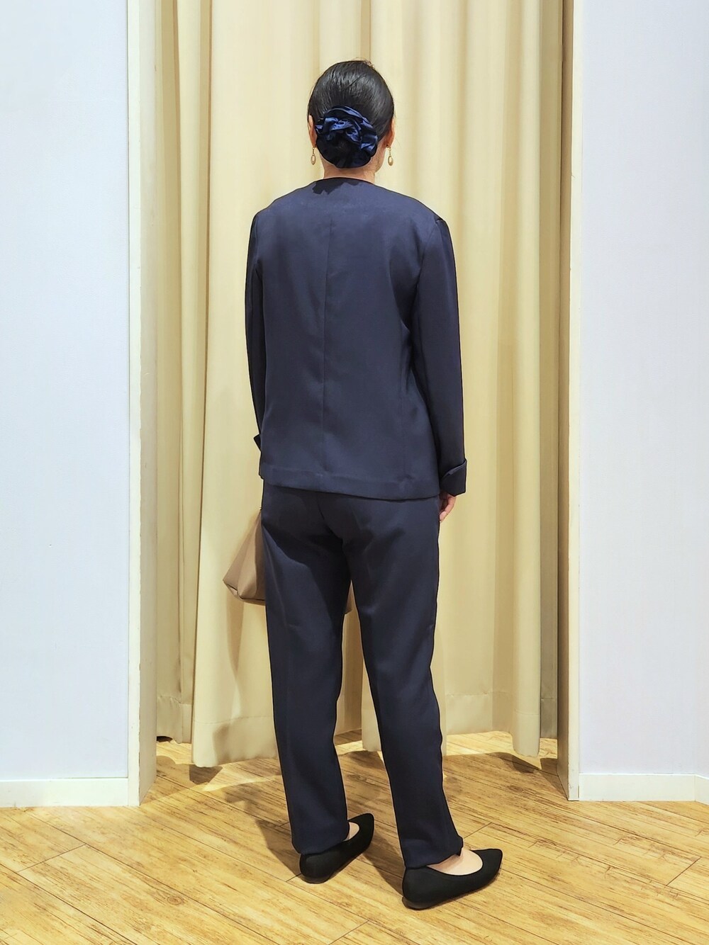 ブラック系のパンプス、ベージュ系のショルダーバッグ、ホワイト系のシャツ/ブラウスを着用したレディースの秋コーディネートの5枚目の写真