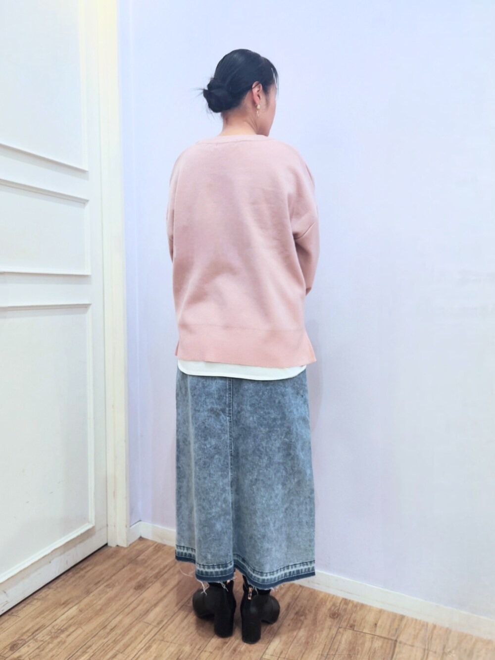 ブラック系のブーツ、ブルー系のデニムスカート、ピンク系のニット/セーターを着用したレディースの冬コーディネートの3枚目の写真