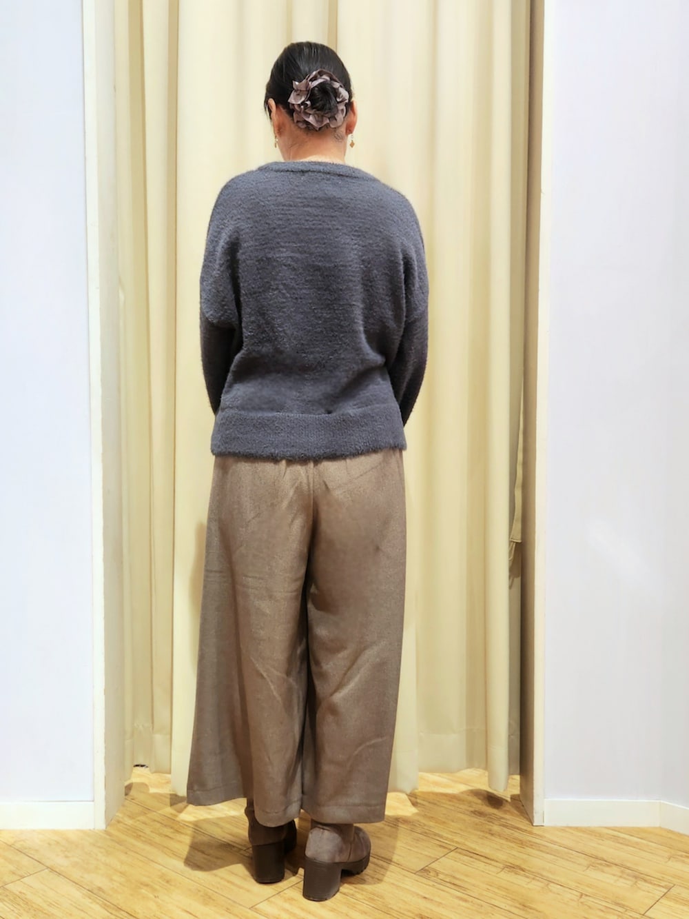 ブラウン系のブーツ、ブラウン系のその他パンツ、グリーン系のショルダーバッグを着用したレディースの冬コーディネートの3枚目の写真