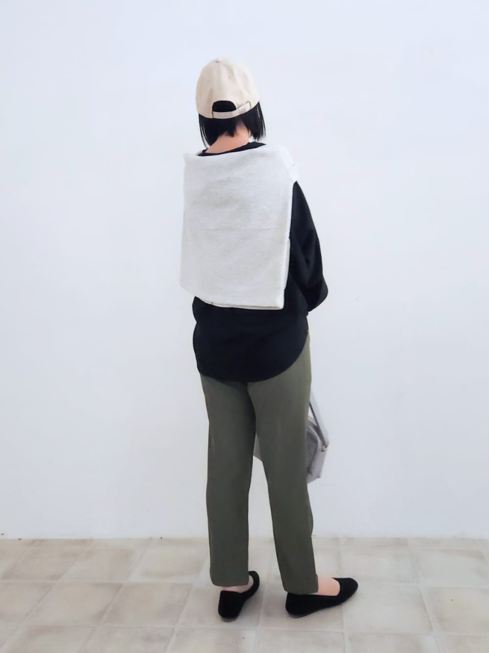 シルバー系のその他シューズ、グレー系のカーディガン/ボレロ、グリーン系のその他パンツを着用したレディースの春コーディネートの3枚目の写真