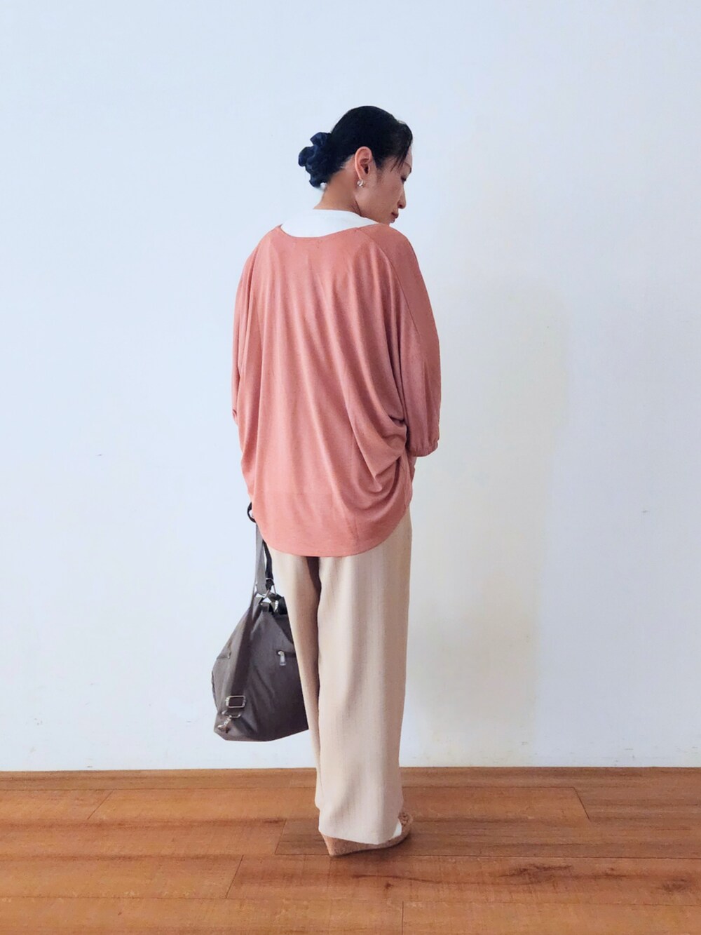 ホワイト系のサンダル、ピンク系のカーディガン/ボレロ、ベージュ系のその他パンツを着用したレディースの夏コーディネートの4枚目の写真