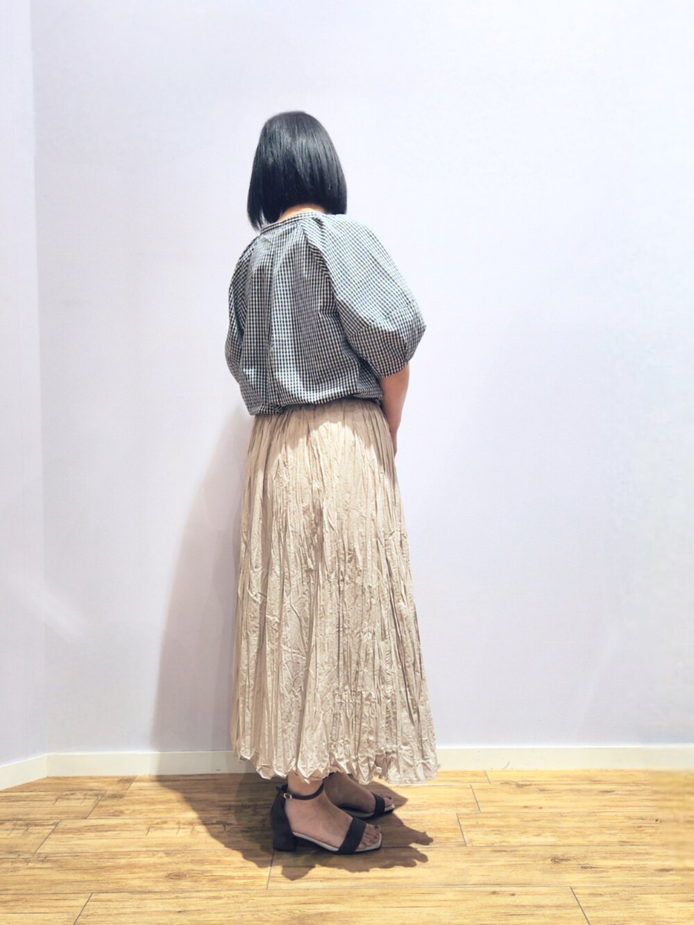 ベージュ系のサンダル、ベージュ系のショルダーバッグ、ベージュ系のスカートを着用したレディースの夏コーディネートの3枚目の写真