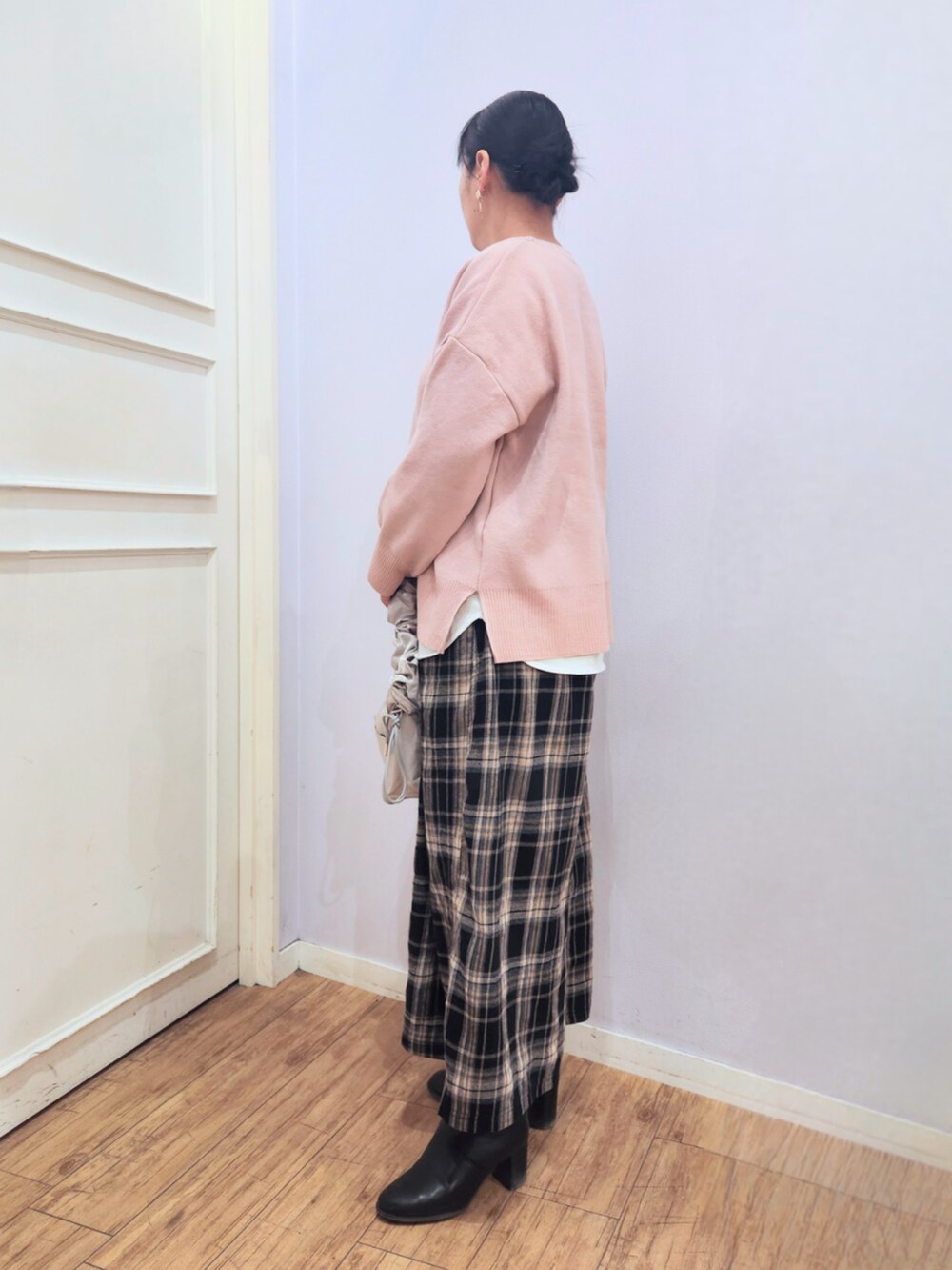 ブラック系のブーツ、ブラック系のその他パンツ、ピンク系のニット/セーターを着用したレディースの冬コーディネートの2枚目の写真