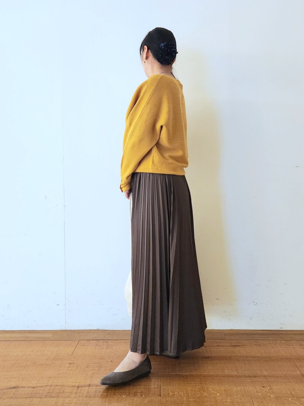 ブラウン系のその他シューズ、ベージュ系のトートバッグ、ブラウン系のスカートを着用したレディースの秋コーディネートの2枚目の写真