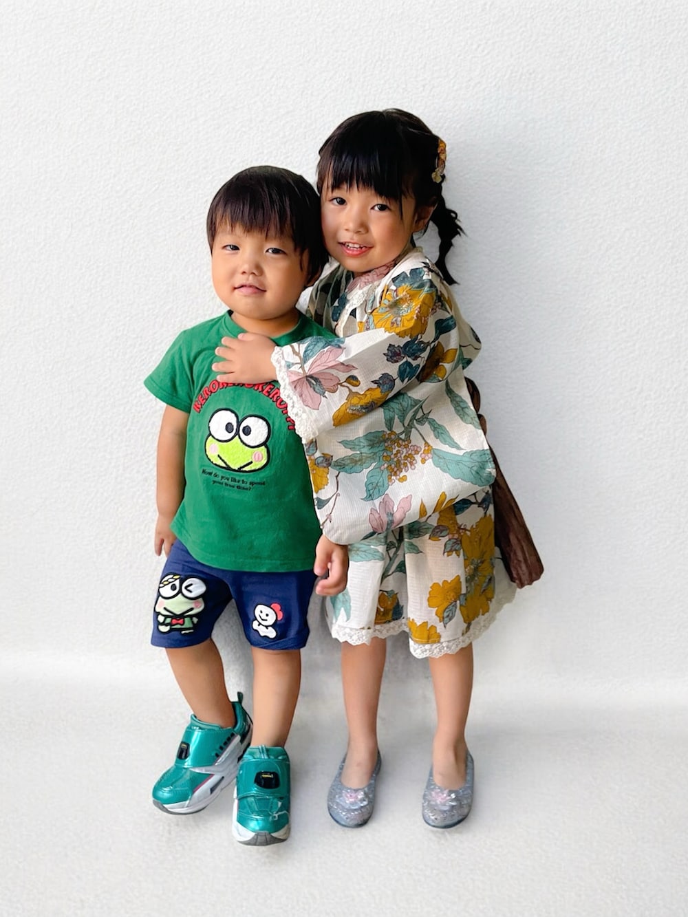 ホワイト系の浴衣を着用したキッズの夏コーディネートの4枚目の写真