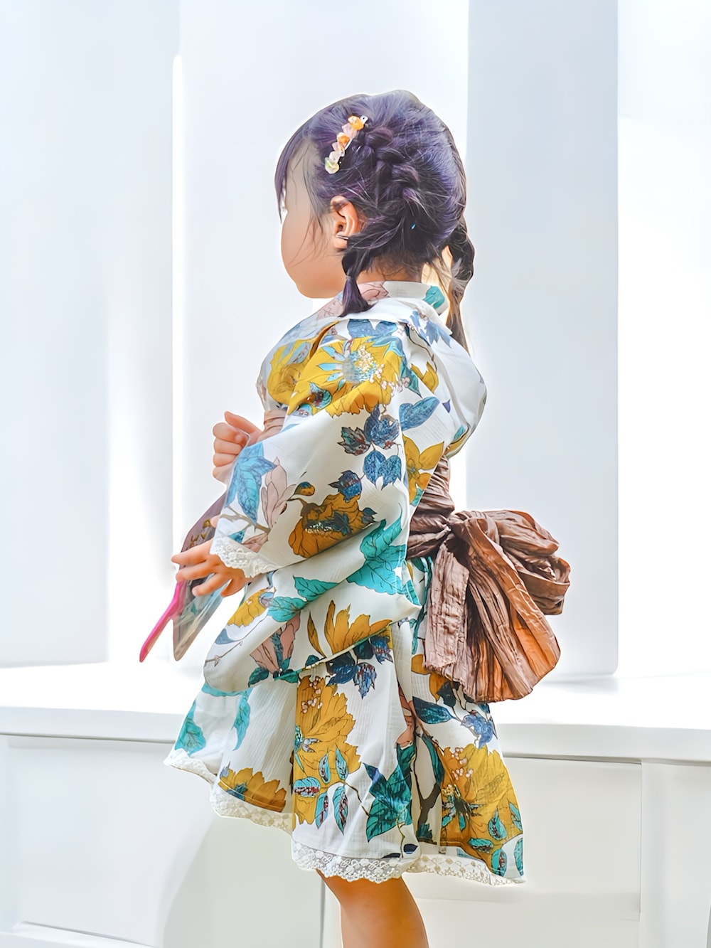 ホワイト系の浴衣を着用したキッズの夏コーディネートの3枚目の写真