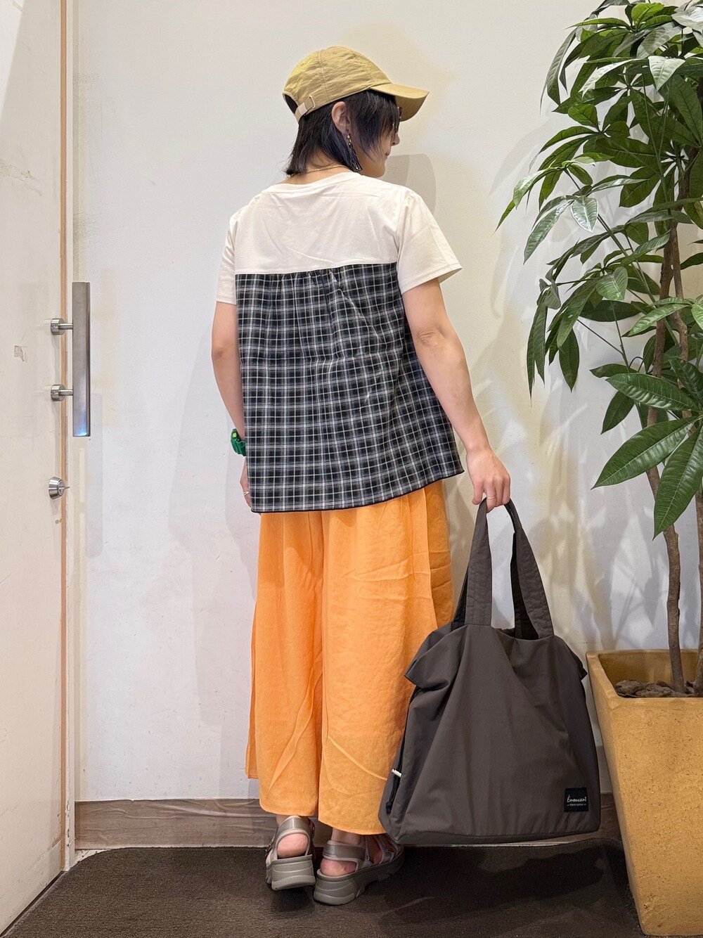 ブラック系のTシャツ/カットソー、オレンジ系のその他パンツ、ブラウン系のサンダルを着用したレディースの夏コーディネートの4枚目の写真