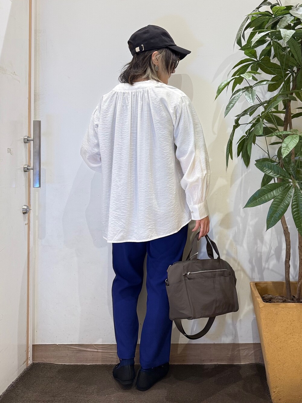 ホワイト系のシャツ/ブラウス、ブルー系のその他パンツ、ブラウン系のトートバッグを着用したレディースの春コーディネートの4枚目の写真