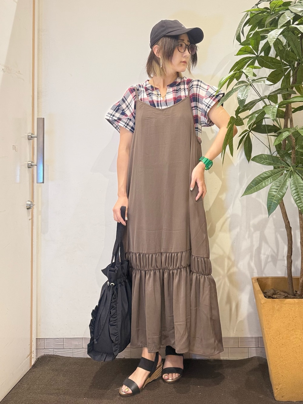 「夏ルックで気分アップ、オトナカジュアル、シンプルスタイル、夏服コーデ、今日のコーデ、大人女子、シャツ好き集まれ、大人ファッション、シンプルカジュアル、40代ファッション、40代、40代女性、40代コーデ」｜「DRESKIPの【ひんやり】シャーリングがアクセントに 大人のデザインキャミワンピース（ワンピース、ブラウン系）」を使った、misakiさん（骨格ウェーブ・レディース・157cm）の夏コーディネートの2枚目の写真