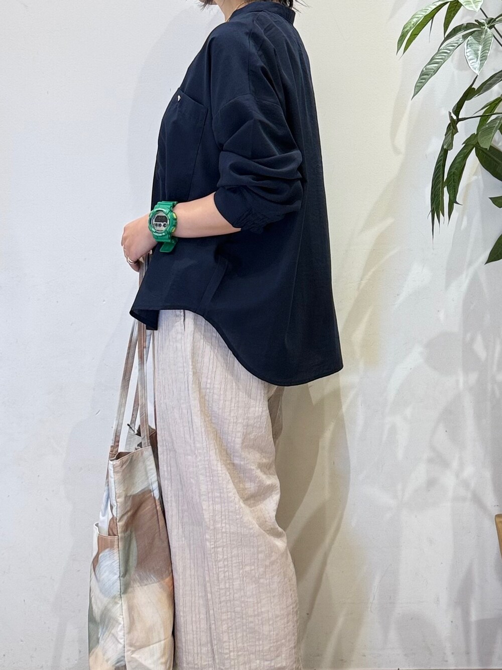 ブルー系のシャツ/ブラウス、ベージュ系のその他パンツ、ブラック系のその他シューズを着用したレディースの夏コーディネートの6枚目の写真