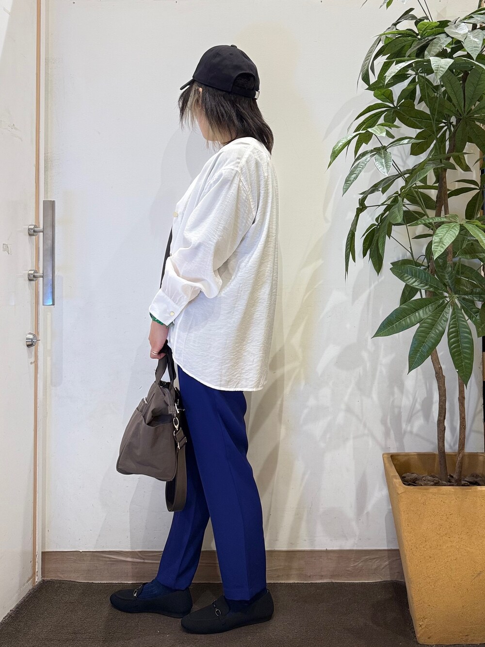ホワイト系のシャツ/ブラウス、ブルー系のその他パンツ、ブラウン系のトートバッグを着用したレディースの春コーディネートの3枚目の写真