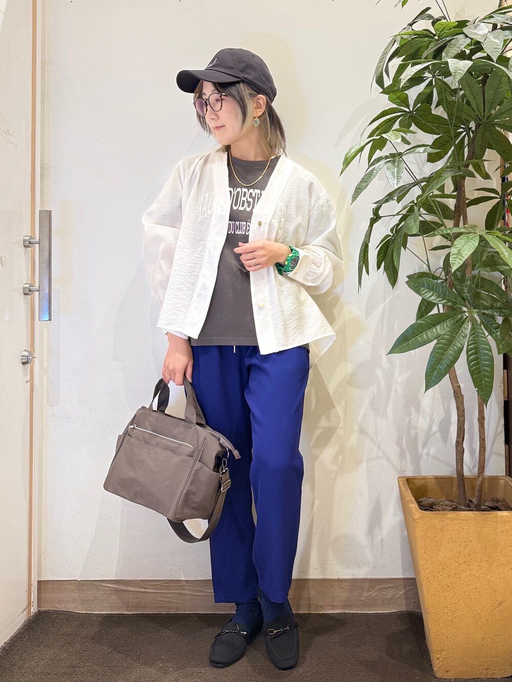 ホワイト系のシャツ/ブラウス、ブルー系のその他パンツ、ブラウン系のトートバッグを着用したレディースの春コーディネートの2枚目の写真