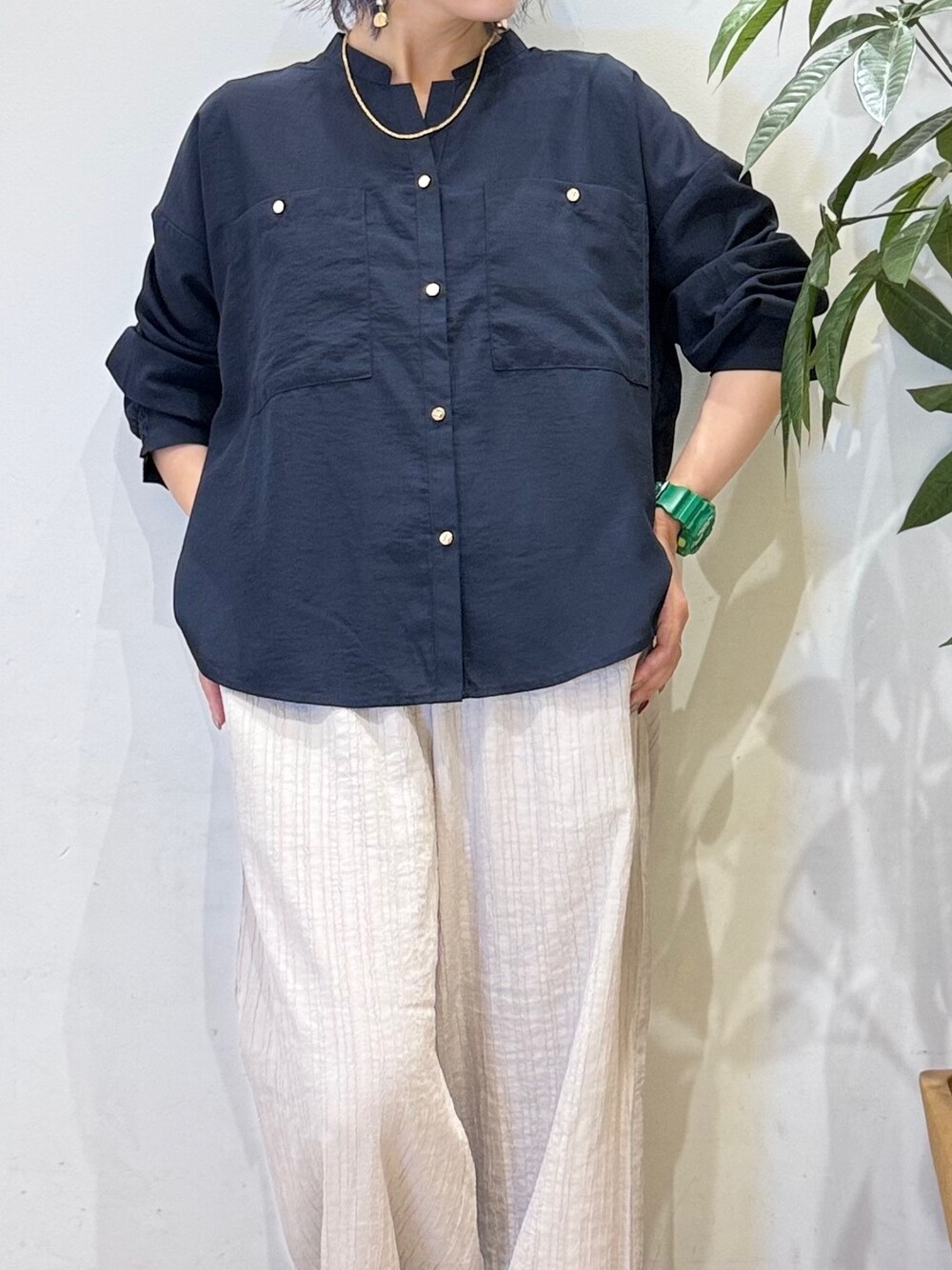 ブルー系のシャツ/ブラウス、ベージュ系のその他パンツ、ブラック系のその他シューズを着用したレディースの夏コーディネートの5枚目の写真