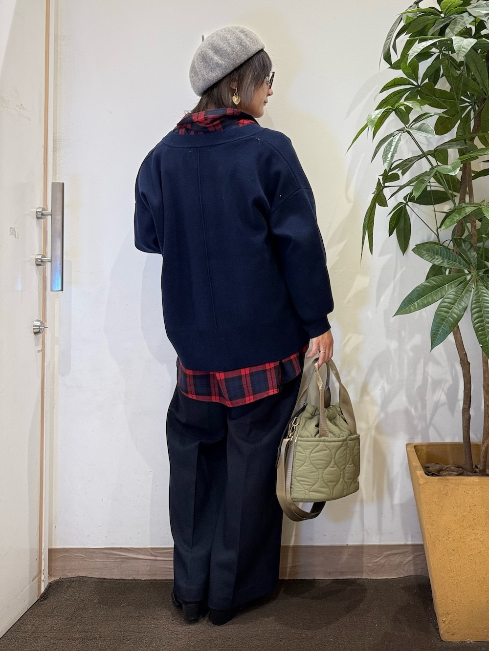 ブルー系のカーディガン/ボレロ、ブルー系のその他パンツ、レッド系のシャツ/ブラウスを着用したレディースの秋コーディネートの4枚目の写真
