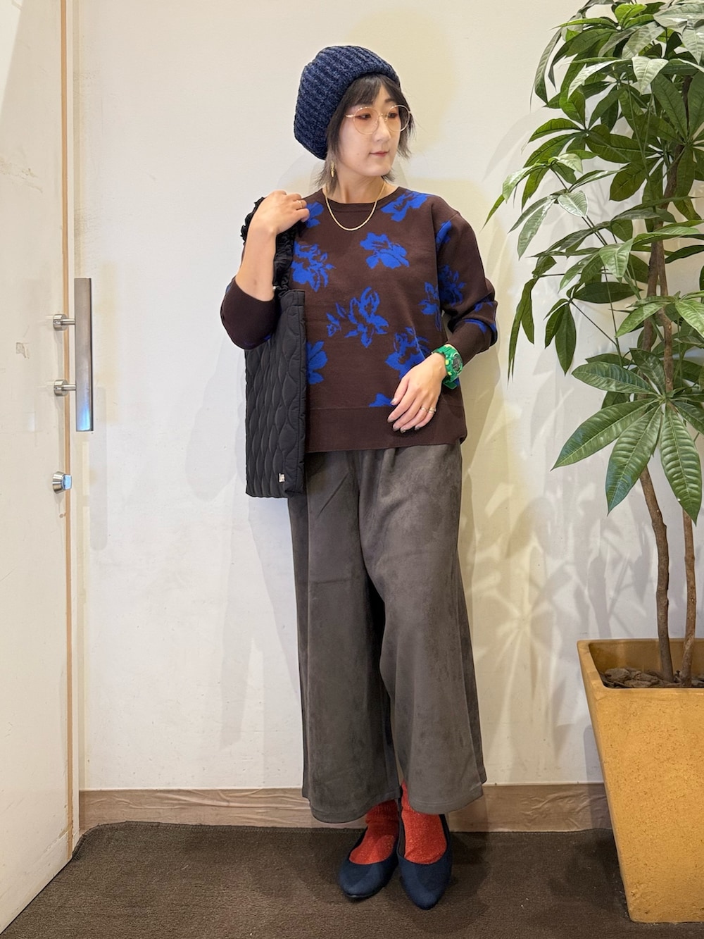 ブラウン系のニット/セーター、グレー系のその他パンツ、ブラック系のトートバッグを着用したレディースの秋コーディネートの2枚目の写真