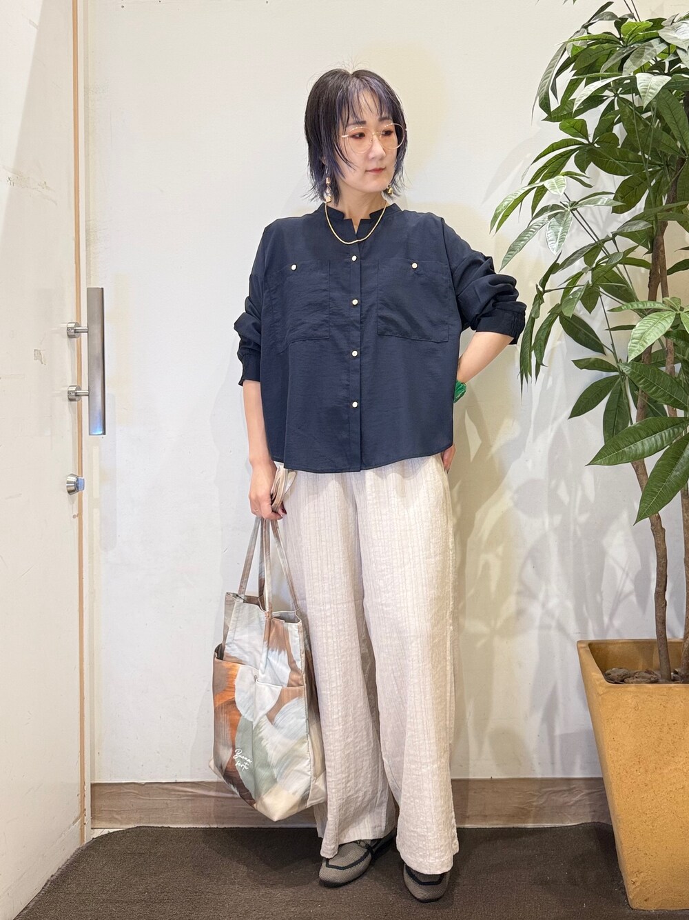 ブルー系のシャツ/ブラウス、ベージュ系のその他パンツ、ブラック系のその他シューズを着用したレディースの夏コーディネートの2枚目の写真