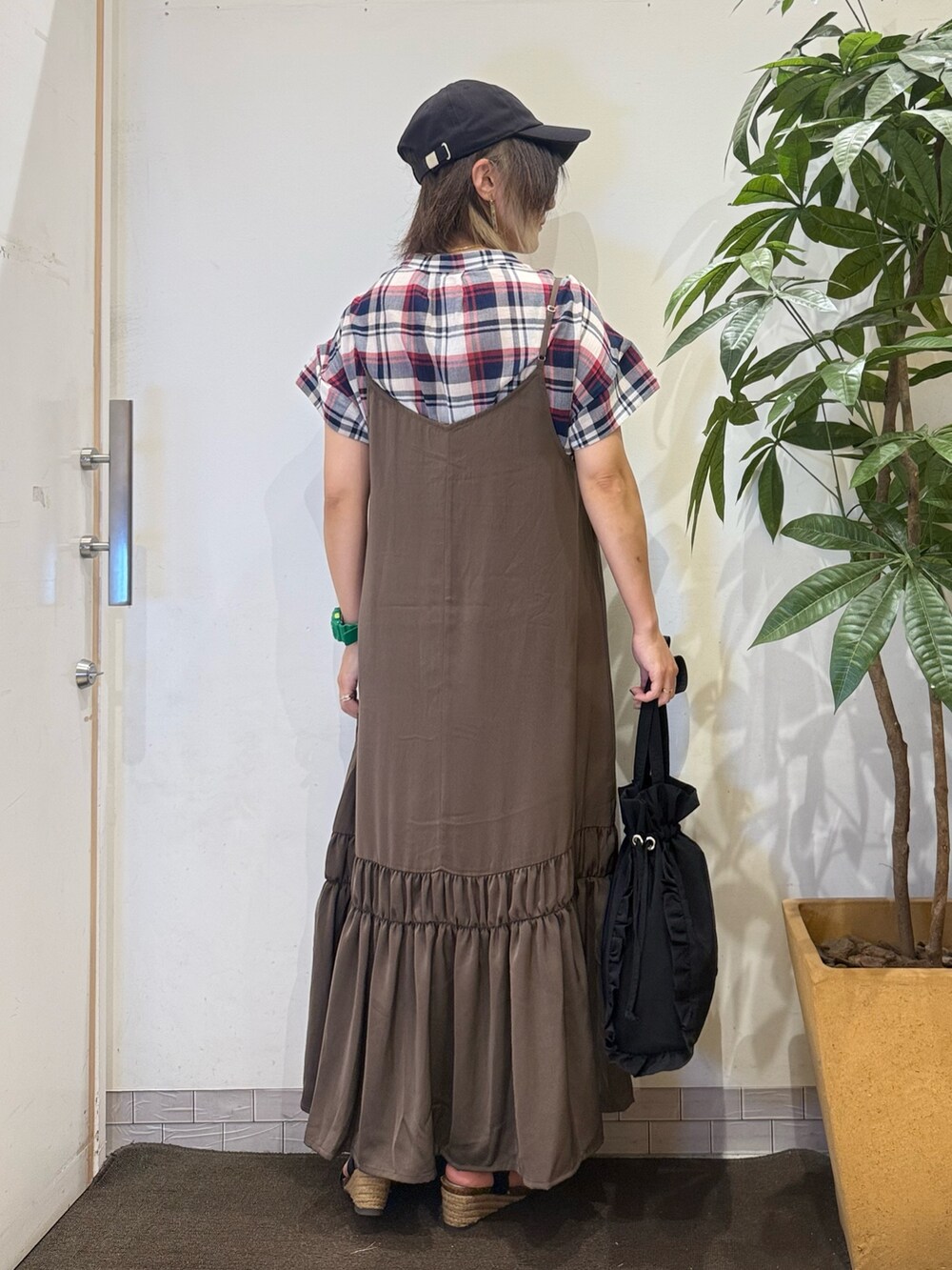 「夏ルックで気分アップ、オトナカジュアル、シンプルスタイル、夏服コーデ、今日のコーデ、大人女子、シャツ好き集まれ、大人ファッション、シンプルカジュアル、40代ファッション、40代、40代女性、40代コーデ」｜「DRESKIPの【ひんやり】シャーリングがアクセントに 大人のデザインキャミワンピース（ワンピース、ブラウン系）」を使った、misakiさん（骨格ウェーブ・レディース・157cm）の夏コーディネートの4枚目の写真