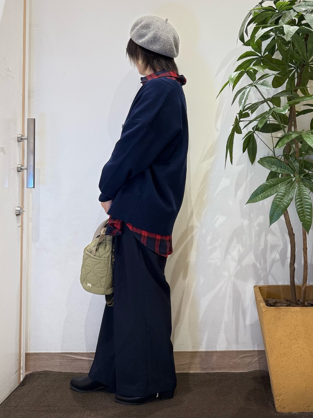 ブルー系のカーディガン/ボレロ、ブルー系のその他パンツ、レッド系のシャツ/ブラウスを着用したレディースの秋コーディネートの3枚目の写真