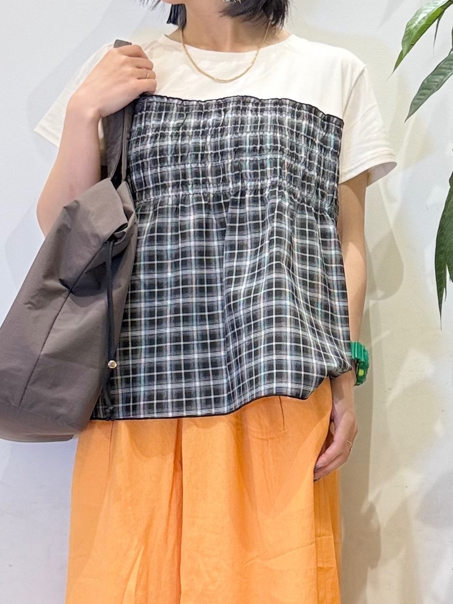 ブラック系のTシャツ/カットソー、オレンジ系のその他パンツ、ブラウン系のサンダルを着用したレディースの夏コーディネートの6枚目の写真