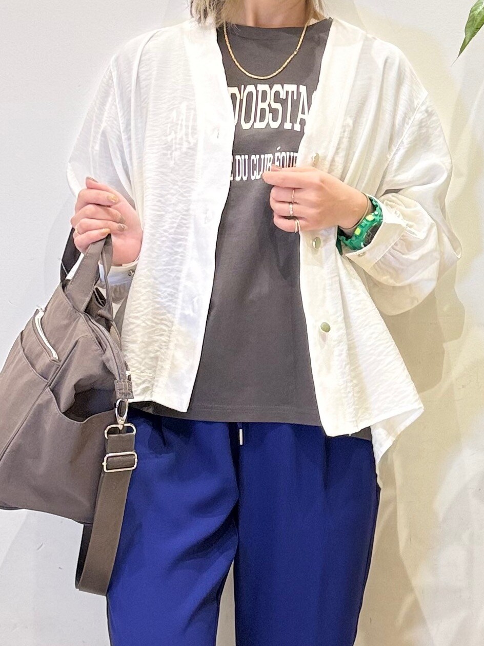 ホワイト系のシャツ/ブラウス、ブルー系のその他パンツ、ブラウン系のトートバッグを着用したレディースの春コーディネートの5枚目の写真