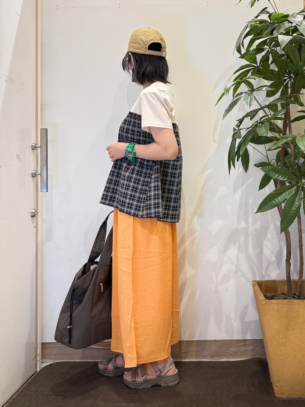 ブラック系のTシャツ/カットソー、オレンジ系のその他パンツ、ブラウン系のサンダルを着用したレディースの夏コーディネートの3枚目の写真