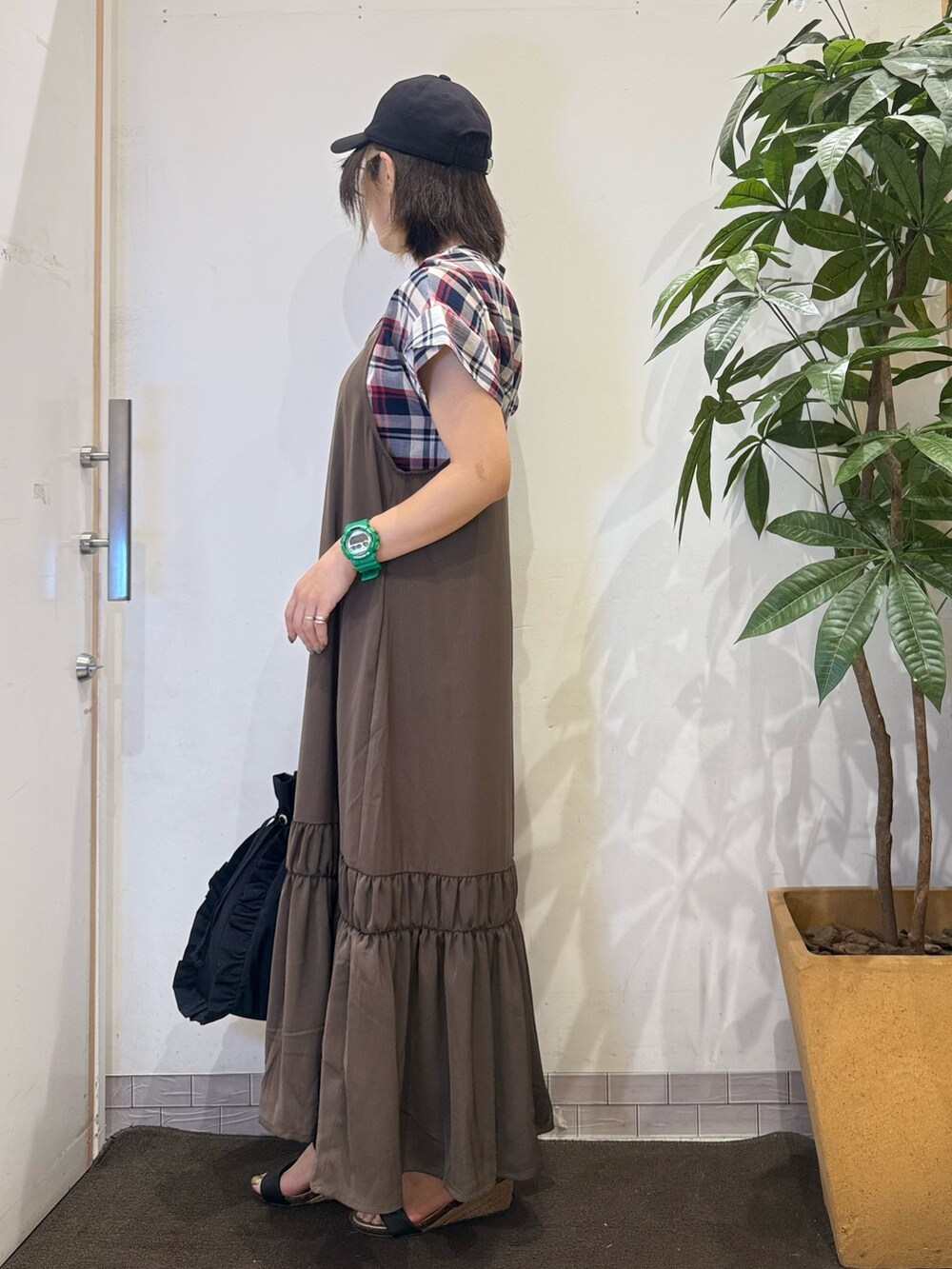 「夏ルックで気分アップ、オトナカジュアル、シンプルスタイル、夏服コーデ、今日のコーデ、大人女子、シャツ好き集まれ、大人ファッション、シンプルカジュアル、40代ファッション、40代、40代女性、40代コーデ」｜「DRESKIPの【ひんやり】シャーリングがアクセントに 大人のデザインキャミワンピース（ワンピース、ブラウン系）」を使った、misakiさん（骨格ウェーブ・レディース・157cm）の夏コーディネートの3枚目の写真