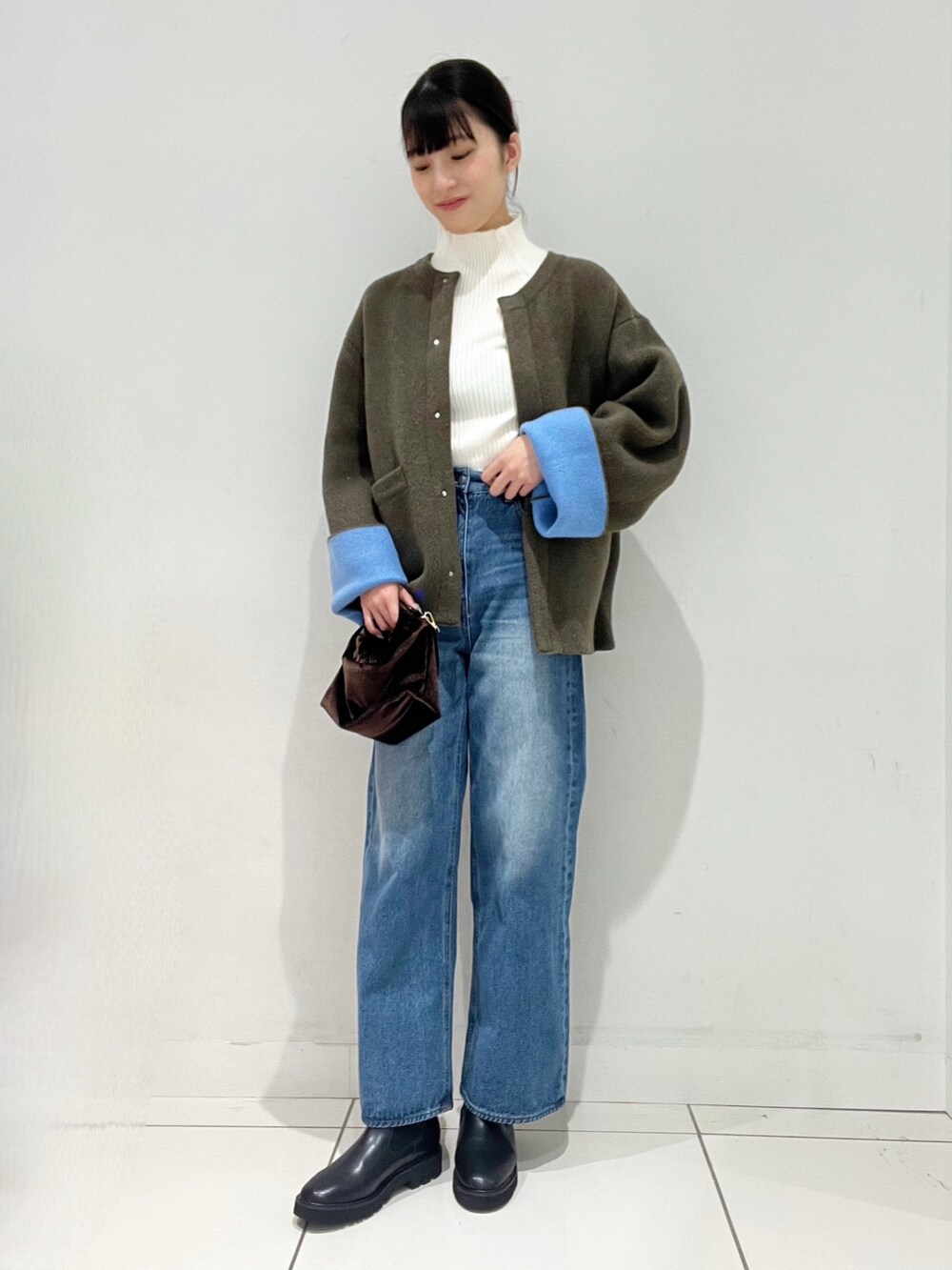 「骨格ストレート、高身長コーデ、イエベ春、ワイドパンツ、ワイドデニム、脚長効果、ゆったりコーデ、アウター、あたたかい、カジュアル、ニット、インナー、お出かけコーデ、旅行、センスオブプレイス」｜「SENSE OF PLACE by URBAN RESEARCHのベロアバッグ（ハンドバッグ、ブラウン系）」を使った、Lisaさん（レディース・168cm）の秋コーディネートの2枚目の写真