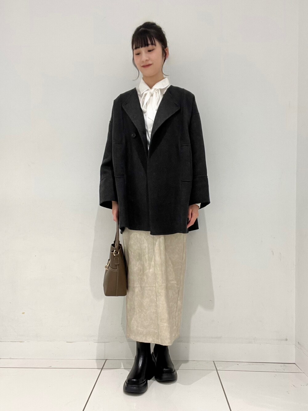 「骨格ストレート、イエベ春、高身長コーデ、アウター、ミドルコート、ブーツコーデ、冬アウター、ブラウス、ヴィンテージ、タイトスカート、ホリデーデートコーデ、デートコーデ、旅行コーデ、おでかけコーデ、センスオブプレイス」|「SENSE OF PLACE by URBAN RESEARCHの『柴田ひかりさん着用』『消臭』サイドゴアボリュームソールブーツ(ブーツ、ブラック系)」を使った、Lisaさん(レディース・168cm)の秋コーディネートの2枚目の写真