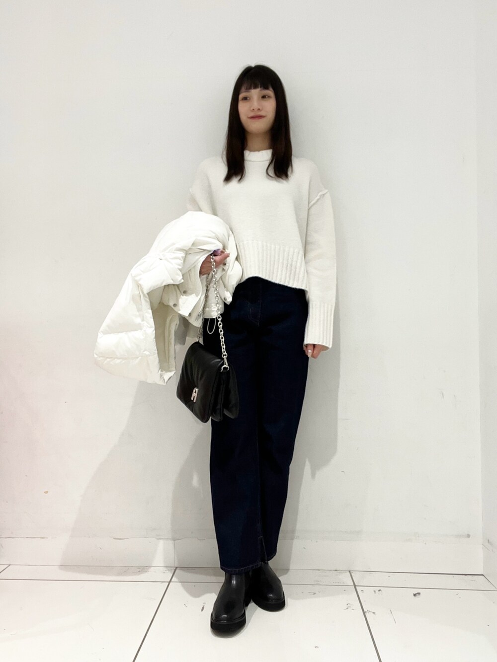 「骨格ストレート、高身長コーデ、イエベ春、ハイウエスト、ストレートデニム、デニム、セーター、クルーネック、ゆったり、ダウン、ショートダウン、アウター、アウターコーデ、センスオブプレイス」|「SENSE OF PLACE by URBAN RESEARCHのトラックソールサイドゴアブーツ(ブーツ、ブラック系)」を使った、Lisaさん(レディース・168cm)の冬コーディネートの3枚目の写真