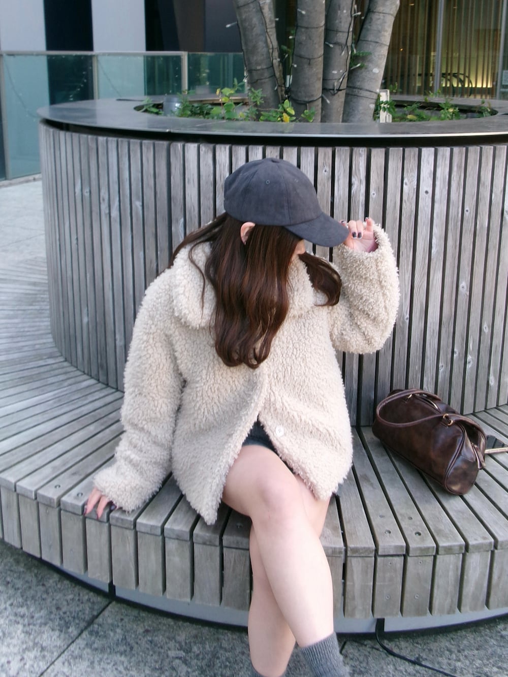 ベージュ系のジャケット/アウター、グレー系のパンツ、ブラウン系のスニーカーを着用したレディースの冬コーディネートの2枚目の写真