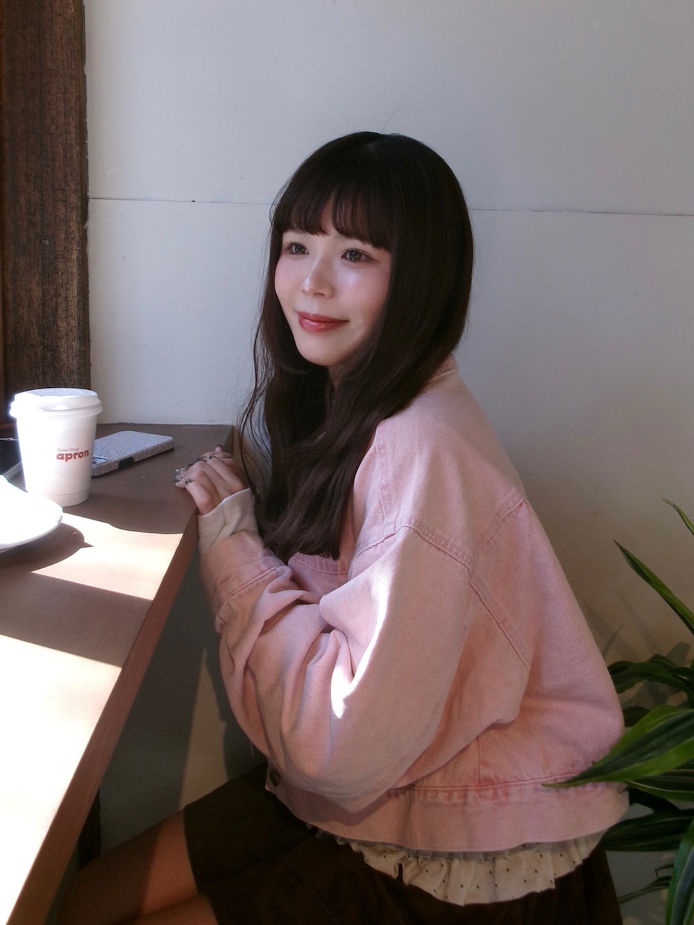 ピンク系のジャケット/アウター、ホワイト系のトップス、ブラウン系のスカートを着用したレディースの春コーディネートの2枚目の写真